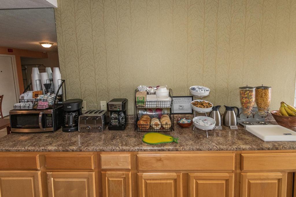 Americas Best Value Inn Ashtabula/Austinburg Esterno foto