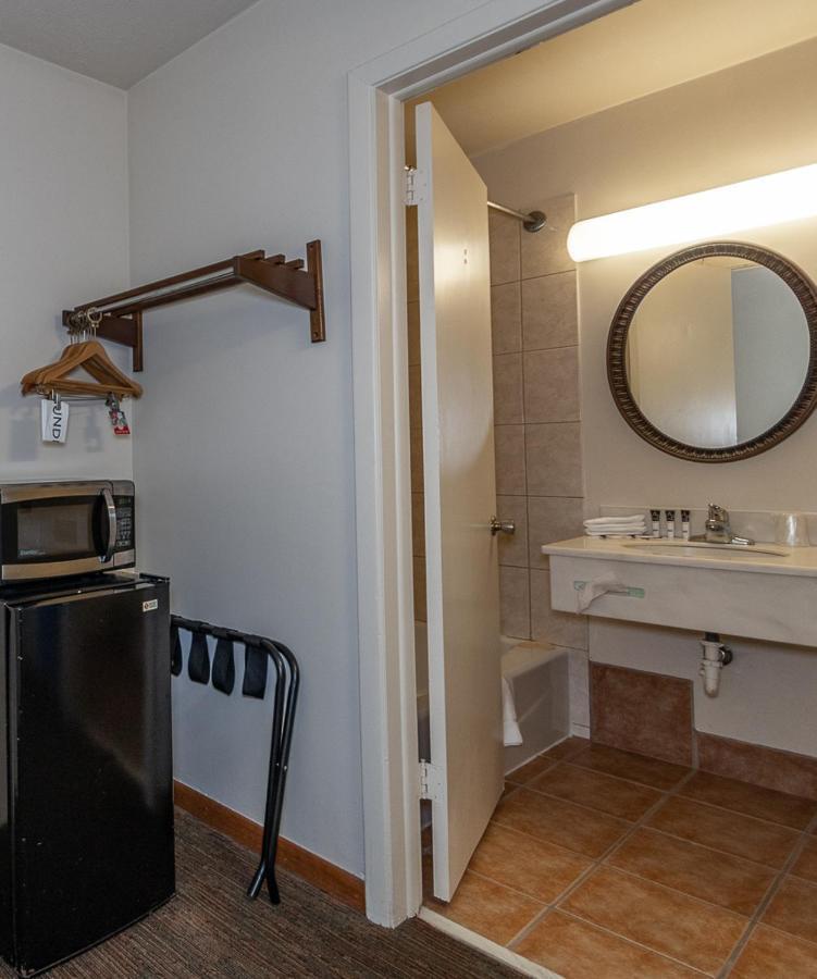 Americas Best Value Inn Ashtabula/Austinburg Esterno foto